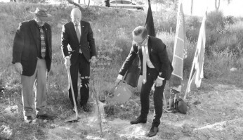 Außenminister Maas 2018 beim Pflanzen eines Bäumchens unweit der Ruinen Deir Yassins, wo 1948 das berühmte Massaker an den Palästinensern verübt worden war.