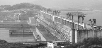 Der Drei-Schluchtenstaudamm in China ist das größte Bauwerk der Welt, jede Turbine des Wasserkraftwerkes erreicht fast die Leistung eines durchschnittlichen Kernkraftwerks