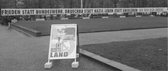 „Berlin feiert 30 Jahre Mauerfall.“ Das sahen viele Berliner und Berlin-Besucher aus aller Welt anders. Mit einem 50 Meter langen Transparent hielt der Verein „Unentdecktes Land“ gegen die Feierlaune. Und seine Ausstellung mitten auf der Prachtstraße „Unter den Linden“ fand trotz strömenden Regens große Aufmerksamkeit. Weitere Infos: www.unentdecktes-land.org