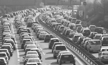 Verkehrschaos verursacht durch „Blechkisten auf vier Rädern“, hier in Hannover, Bundesrepublik Deutschland, oder ...