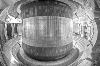 In dieser Kammer eines chinesischen Versuchsreaktors kann Plasma auf 100 Millionen Grad Celsius erhitzt werden. Eine wichtige Voraussetzung für die kontrollierte Kernfusion, einem Weg zu sauberer und unendlicher Energiegewinnung.