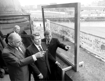 Als Banditen noch durch den antifaschistischen Schutzwall abgehalten wurden. Hier im Bild von 1987: Kohl (Elf-Aquitaine) und Diepgen (Berliner Bank) mit Reagan.