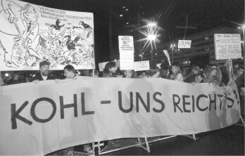 Die große Demonstration der Gewerkschaften 1996 in Bonn brachte die Kohl-Regierung ins Wanken, wie es die vielen Jahre parlamentarisches Geschwätz nicht geschafft hatten. Der Sturz einer Regierung ist allerdings noch keine Änderung der Politik und die Änderung der Politik noch keine Änderung des Systems. Alte chinesische Spruchweisheit: Wer die Revolution will, muss die öffentliche Meinung ändern – mit Wort, Schrift und Tat.