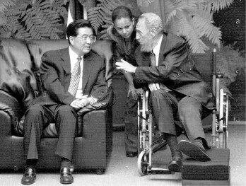 Unterschiedliche Wege, aber gemeinsam zum Sozialismus allemal! Der Generalsekretär der KP Chinas Hu Jintao und der Comandante en Jefe Fidel Castro 2004.
