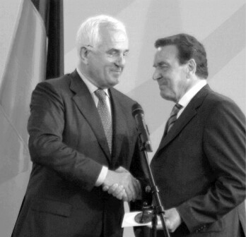 Schröder und Hartz – für das deutsche Kapital Hand in Hand bis zur bitteren Neige.
