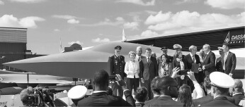 FCAS (Demonstrator auf der Paris Air Show 2019), deutsch-französische Rüstungsfreundschaft Airbus, Siemens, Atos, SAP, Thales, Dassault etc, 500 Milliarden wert. Airbus: „Es geht um die Schaffung einer europäischen Cloud-Lösung mit Standardisierung der militärischen Kommunikation und Konnektivität ... Wir sprechen hier von dem prägendsten Hochtechnologieprojekt in der europäischen Verteidigung der nächsten fünf Jahrzehnte.“