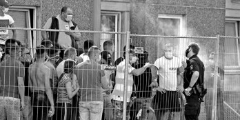 Einsperren statt ständige kostenlose Massentests und Desinfektion. Im Bild der abgeriegelte Wohnblock in Göttingen