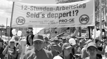 Österreich, vor zwei Jahren: Die Regierung aus ÖVP und FPÖ brauchte kein Corona, um einen Überfall auf das Arbeitszeitgesetz zu veranstalten. Aber anders als bei uns waren über 100.000 Arbeiter in Wien auf der Straße gegen 12-Stunden-Tag und 60-Stunden-Woche! Wenigstens ein Teilerfolg konnte erreicht werden: Überstunden über 10/50 Stunden können ohne Begründung verweigert werden.