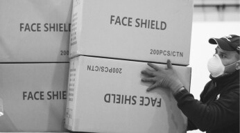 Im Frühjahr dieses Jahres: Ein Arbeiter in der italienischen Hafenstadt Bari entlädt Kisten mit Schutzkleidung und Masken aus China. Laut Umfrage des italienischen SWG-Institutes liegt China zu diesem Zeitpunkt auf Platz eins der Freunde Italiens, während Deutschland eher als Feind gesehen wird.