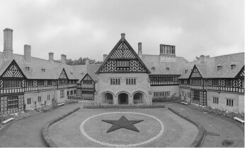 Cecilienhof: Ort der Potsdamer Konferenz vom 17. Juli bis 2. August 1945. Auf der Rasenfläche im Ehrenhof befindet sich seither, bis heute, ein Stern aus roten Geranien.