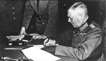 In der Nacht vom 8. auf den 9. Mai 1945 unterzeichnete Generalfeldmarschall Wilhelm Keitel als Chef des Oberkommandos der Wehrmacht (OKW) im sowjetischen Hauptquartier in Berlin-Karlshorst die bedingungslose Kapitulation der Wehrmacht. Laut der Anklage im Nürnber Kriegsverbrecherprozess war er für die Verstrickung der Wehrmacht als Institution in die verbrecherischen Aktionen des Hitler-Regimes besonders verantwortlich und zum Tod durch den Strang verurteilt.