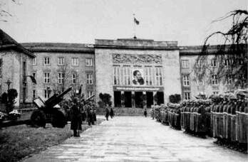 Von Engels, 1841 einjährig Freiwilliger in der Preußischen Armee, 1849 Teilnehmer am Aufstand in Elberfeld, Adjutant Willichs in den Gefechten bei Gernsbach und an der Murg. Von Engels, dem Verfasser zahlreicher militärischer Schriften, dem sachkundigen Beobachter des Kriegs gegen Frankreich 1870/71. Von Engels, hinter dessen Schrift „Po und Rhein“ ein hoher preußischer General vermutet wurde (daher sein Spitzname). Von Engels, der die Weltkriegsgefahr erkannte. Von Engels inspiriert war die erste staatliche Friedensarmee auf deutschem Boden, die Nationale Volksarmee der DDR. Im Bild: Die Militärakademie „Friedrich Engels“, 1959 in Dresden gegründet.
