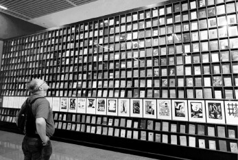 Am 9. Mai 2018 wurde ein ausländisches Publikum von der Buchwand von mehr als 500 „Kommunistischen Manifesten“ angezogen, die von verschiedenen Ländern in Pekings „Die Macht der Wahrheit – Die Themenausstellung zum Gedenken an den 200. Jahrestag von Marx` Geburt“ veröffentlicht wurden. (Foto der chinesischen Nachrichtenagentur Jia Tianyong)