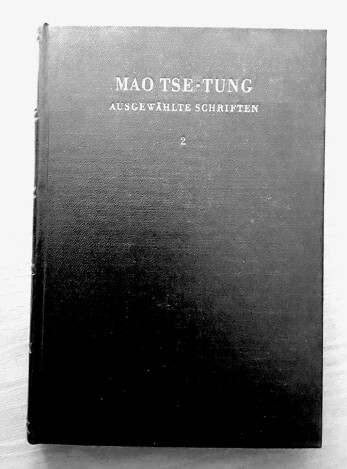 Im Band 2 der Ausgewählten Werke von Mao Tse-tung befinden sich die zentralen Schriften „Über den Widerspruch“ und „Über die Praxis“, die ein wichtiger Beitrag gegen die Dogmatisierung des dialektischen Materialismus sind. Sie haben die KP Chinas befähigt, in Widersprüchen zu denken, mit Widersprüchen zu leben und sie beim Handeln zu bedenken. Die deutsche Erstausgabe der Ausgewählten Werke besorgte im Übrigen die DDR; sie erschien 1956 im Dietz Verlag.