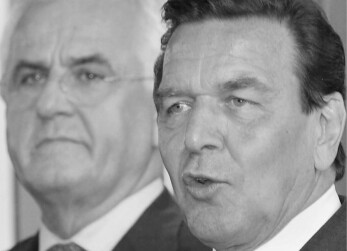 Die „Erfinder“ der Agenda 2010, Gerhard Schröder (vorne) und Peter Hartz (hinten), der als Namensgeber für einen Teil der „Reform“ in die deutsche Geschichte eingegangen ist.