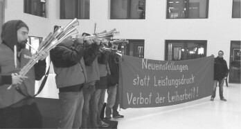Das erlebt das Vorstandshaus der IG Metall in Frankfurt a. M. nicht alle Tage: Mit Schalmeien für ein Verbot der Leiharbeit.