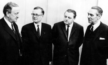 Der als Nazi-Kriegsverbrecher in Jugoslawien zum Tod verurteilte H.-J. Abs (Deutsche Bank, ganz links außen) mit B. Beitz (Krupp, rechts außen) und in Befehlsempfängerhaltung der damalige Bundeswirtschaftsminister Karl Schiller (SPD – in NS-Zeiten bei der Deutschen Bank mit ökonomischen Analysen befasst für die Raubzüge Hitlerdeutschlands) und Bundesfinanzminister Franz Strauß (CSU – seinerzeit NS-Offizier für wehrgeistige Führung). Alle vergangenheitsbewältigt und – 1967 – wieder ganz oben.