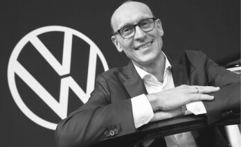 VW-Markenchef Ralf Brandstätter hat gut lachen: Seine sogenannten Kompensationsmaßnahmen sind ein Kampfprogramm des Kapitals gegen die Arbeiter.