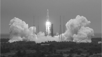 Langer Marsch heißt die Rakete, die für den Vorstoß ins All, ins Unbekannte steht, auch für das Neuland, das der Sozialismus betritt.