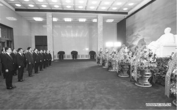 Xi Jinping steht für Kontinuität und Aufbruch. Der Sozialismus ist der lange Marsch gegen den Imperialismus und den Rückfall in die Barbarei.- Im Bild Genosse Xi Jinping und andere Führungspersönlichkeiten der KP Chinas und der Volksrepublik China beim Besuch der Mao Tse-tung Gedenkstätte, bevor sie an den Feierlichkeiten am Tag der Märtyrer zu Ehren der verstorbenen Helden auf dem Tian’anmen Platz teilnehmen – Peking 30. September 2019