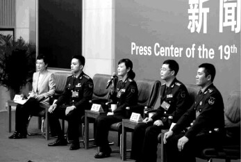 Internationale Pressekonferenz beim 19. Parteitag der KPCH zur Militärstrategie (ab Zweiter von li.): Liu Rui/Luftwaffe, Liu Fang/Internat. militärische Kooperation, Wang Feixue/Universität f. Verteidigungstechnologie, Wang Rui/Kommandeur einer komb. Waffenbrigade.
