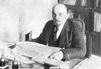 Lenin bezieht sich auf Marx` Darstellung des Zusammenhangs zwischen Banken, Kredit, Entwicklung der Industrialisierung und Konzentration/Zentralisation der Kapitale.