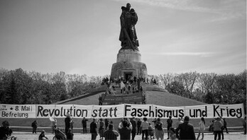Aktivistinnen und Aktivisten 2020 vor dem Sowjetischen Ehrenmal im Treptower Park: Auch unter Coronabedingungen sind tolle Aktionen möglich.