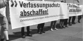 Ein Geheimdienst, der die Erkenntnis der Existenz von Klassen für verdächtig hält, gefährdet die bürgerliche Demokratie, gefährdet nicht nur Marxisten und Kommunisten, sondern gefährdet auch Sozialdemokraten, Gewerkschaften, das freie Wort, Forschung und Lehre, das ganz normale Leben der Arbeiter. Sogar die Politik der Klassenversöhnung, der „Sozialpartnerschaft“, erkennt de facto die Existenz von Klassen an. Wenn das schon unter Verdacht gestellt wird, dann ist das ein weiterer Schritt in Richtung faschistischer „Volksgemeinschaft“.