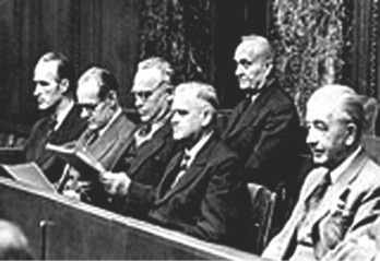 Der Internationale Militärgerichtshof in Nürnberg erhebt Anklage gegen Krupp (1948): Alfried Krupp von Bohlen und Halbach (2. Reihe links) mit den Direktoren Löser, Houdremont, Fritz Müller, Jenssen und Kupke (i.d. 2. Reihe)