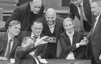 Ein Selfie zur Erinnerung: Häme und Freude bei der AfD nach der von der CDU erzwungenen Abstimmung zum sogenannten „Zustrombegrenzungsgesetz“ im Bundestag. 10 Millionen Wähler haben 2025 diese Partei gewählt ...