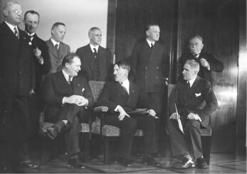 … 10 Millionen Wähler haben 1932 diesen Mann gewählt, hier am Tag der sogenannten „Machtergreifung“ (30. Januar 1933).