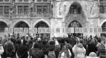 ... auf dem Marienplatz gegen die damals geplante und inzwischen am 18.3. verabschiedete Grundgesetzänderung zugunsten einer nach oben unbegrenzten Aufrüstung.