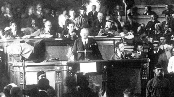 Lenin erläutert am 25. Juli 1920 auf dem 2. Weltkongress der Kommunistischen Internationalen die „Thesen zur nationalen und kolonialen Frage“, in denen die theoretischen Grundlagen der Losung „Proletarier aller Länder und unterdrückte Völker/Nationen vereinigt Euch!“ gelegt werden-(vgl. u.a. Lenin Werke Bd. 31, S. 132 ff und 228 ff.
