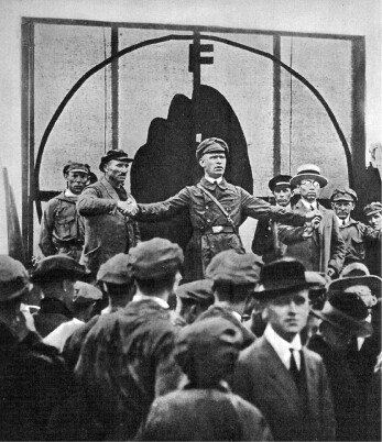 Proletarier aller Länder und unterdrückte Völker vereinigt Euch! Leitgedanke und Losung deutscher Kommunisten von Anfang an. Hier der Vorsitzende der KPD Ernst Thälmann (in der Uniform des Rotfront-Kämpferbundes) bei einer Solidaritätsveranstaltung mit der Kommune von Kanton (Guangdong) 1927