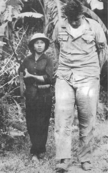 Dieses Bild ging um die Welt: Die 17-jährige Genossenschaftsbäuerin Nguyen Thi Kim Lai nimmt einen baumlangen US-Soldaten gefangen. „Als man mir das Bild zeigte, wunderte ich mich, wie groß der Pilot war und wie klein ich daneben“, sagte sie Jahre später in einem Interview.