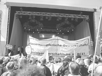 Transparent bei der DGB-Kundgebung zum 1. Mai 2014 in Hamburg: „Suche Klassenkämpferische Gewerkschaft – biete sozialpartnerschaftliche IG BCE“ (vgl. hierzu: SDAJ Hamburg, 3.5.2013 und jw, 19.4.2013).