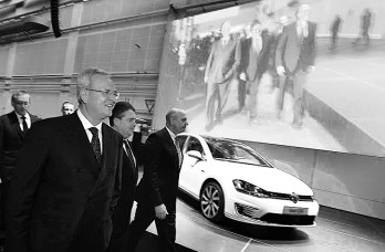 VW-Chef Martin Winterkorn hat gut lachen: Die Arbeiteraristokratie ist dem VW-Konzern stets zu Diensten (rechts neben Winterkorn Sigmar Gabriel und Bernd Osterloh).