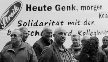 Der angeklagte frühere Ford-Arbeiter Gaby Colebunders (Mitte) bei einer Solidaritätskundgebung am 20. Oktober in Köln