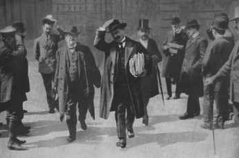Die Hoffnung der deutschen Arbeiterklasse, Karl Liebknecht, erhebt als erster und einziger Reichstagsabgeordneter seine Stimme gegen den massenmörderischen Krieg und für seine Verwandlung in den Klassenkrieg.