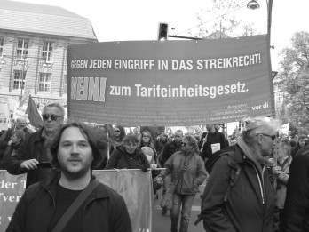 Berlin, 1. Mai 2015. Während ver.di-Kollegen für das Streikrecht kämpfen, haben die Vorstände der Industriegewerkschaften und des DGB die Gewerkschaften wieder einmal gespalten und das Streikverbot („Tarifeinheitsgesetz“) aus dem Arbeitsministerium unterstützt.