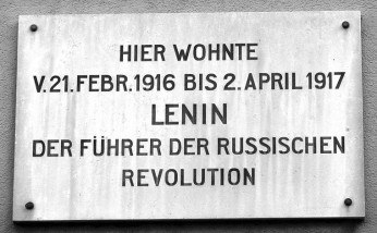 Zürich, Spittelgasse. Lenin schlug angesichts der vielen Einwanderer den Schweizer Genossen vor, die automatische Einbürgerung all der Ausländer zu fordern, die sich länger als drei Monate in der Schweiz aufhalten. Gegen die Rechtlosigkeit der Arbeiter aus anderen Ländern!
