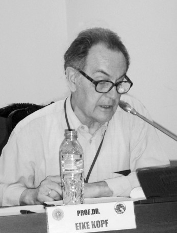 Eike Kopf referiert auf dem WAPE-Kongress 2014 in Hanoi.