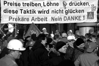 Diese Taktik wird glücken, solange wir es zulassen, dass ganze Teile der Arbeiterklasse entrechtet werden. Da nützt es gar nichts, „Stammbelegschaft“, „deutsch“, besonders brav oder besonders fleißig zu sein.