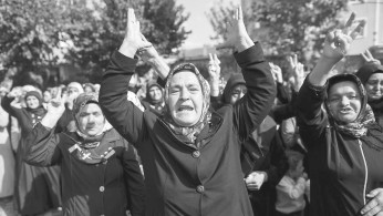 Oktober 2015: Ein mörderischer Anschlag auf eine Friedensdemonstration in Ankara, mit über 100 Todesopfern. Auf dem Bild: Empörte Menschen ehren die in Särgen Davongetragenen mit Applaus. Der Anschlag galt dem Frieden, den Kurden, der Arbeiterbewegung. Alle demokratischen Kräfte machen die türkische Regierung dafür verantwortlich, Tausende demonstrieren. Frau Merkel aber schreibt an Erdogan, dass jetzt das türkische Volk mit der türkischen Regierung zusammenstehen müsse.