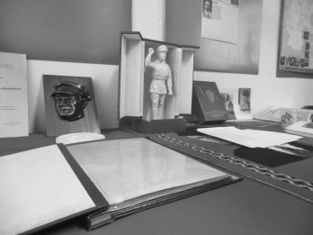 Blick auf einige Ausstellungsstücke, wie z. B. Thälmann in RFB-Uniform aus Meißner Porzellan oder vorne Links eine Mappe mit original KPD-Tarnschriften aus der Zeit des Faschismus.
