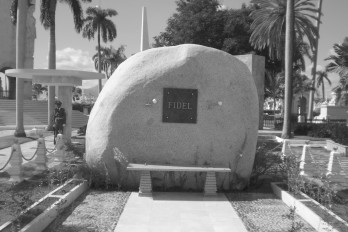 In unmittelbarer Nähe der Grabstätte von Jose Marti und anderer kubanischer Revolutionäre, befindet sich der Monolith aus Granit, in dessen Innerem die Asche von Fidel ruht.