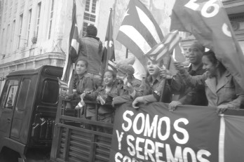 Nach zwei Jahren Guerillakampf gegen das zahlenmäßig weit überlegene Batista-Regime siegte die Rebellenarmee unter Führung des Comandante en Jefe, Fidel Castro. Der verhasste Diktator Batista flüchtete am 1.Januar 1959.    In Erinnerung an dieses historische Ereignis, gibt es alljährlich in Kuba die „Karawane der Freiheit“, die den gleichen Weg nimmt, den die siegreichen Revolutionäre 1959 von Santiago de Cuba nach Havanna genommen haben. Der Sieg der Revolutionäre am 1.Januar 1959 gegen das Batista Regime, war die Vollendung des patriotischen Kampfes, welchen das kubanische Volk über Jahrhunderte gegen seine Unterdrücker führte.   Dies ist das Vermächtnis, welches tief und unauslöschlich im kubanischen Volk verankert ist.