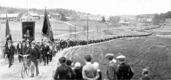 Eine Demonstration von 1931 in Ådalen, in Nordschweden. Kurz nachdem das Foto aufgenommen wurde, erschoss das Militär fünf Kommunisten ganz vorne im Zug.